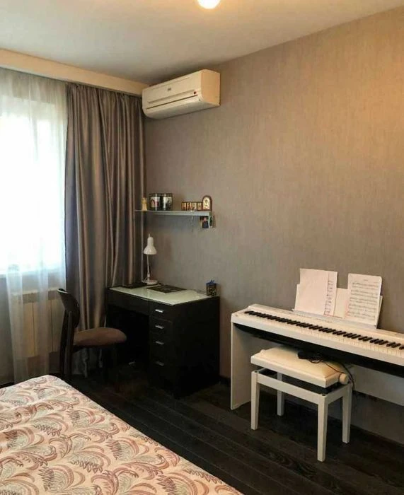 Selling a real 3-room apartment near Studencheskaya metro station, Valentinovskaya Street.