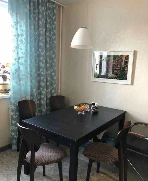 Selling a real 3-room apartment near Studencheskaya metro station, Valentinovskaya Street.