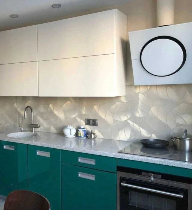 Selling a real 3-room apartment near Studencheskaya metro station, Valentinovskaya Street.