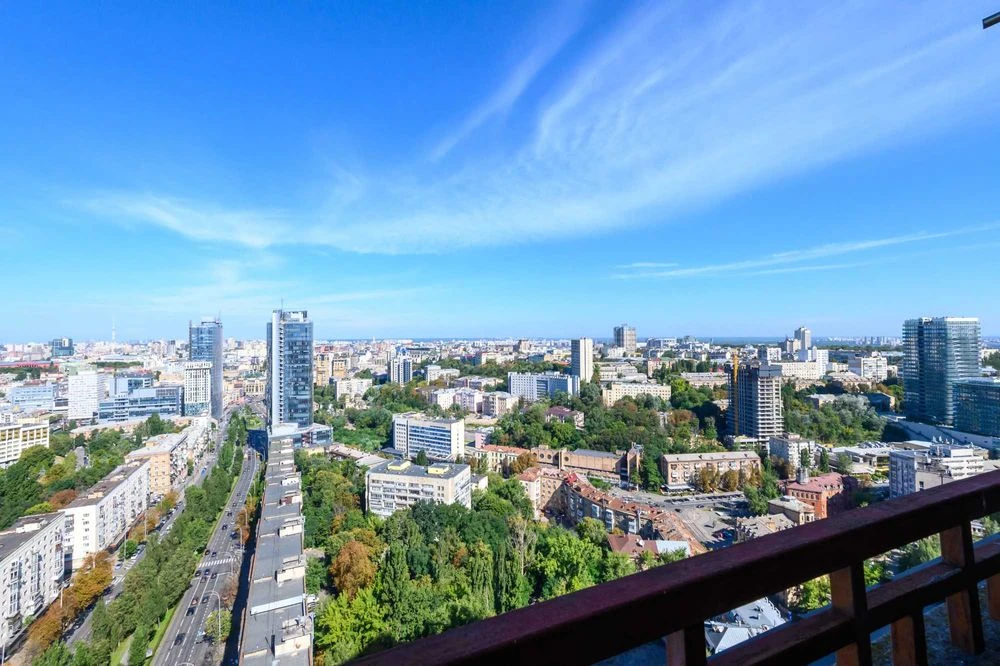 For sale 1-room apartment with panoramic views of the center of Kyiv