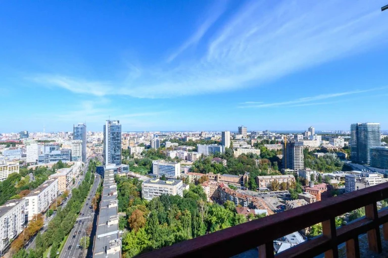 For sale 1-room apartment with panoramic views of the center of Kyiv