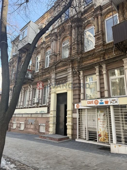 Продам квартиру с гаражом в центре.