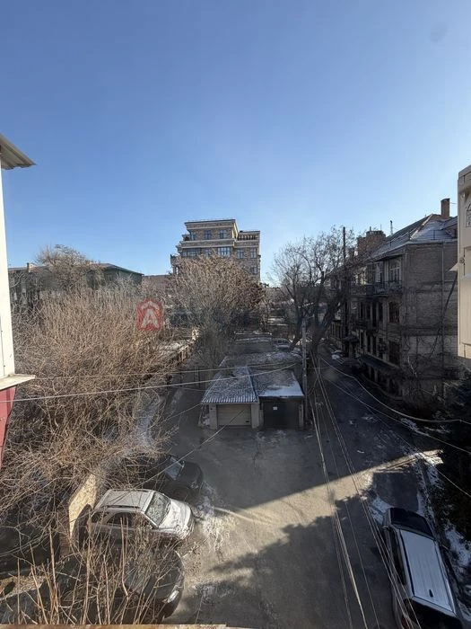 Продам квартиру с гаражом в центре.