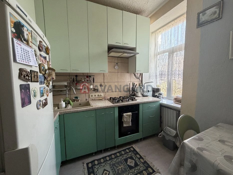 Продам квартиру с гаражом в центре.