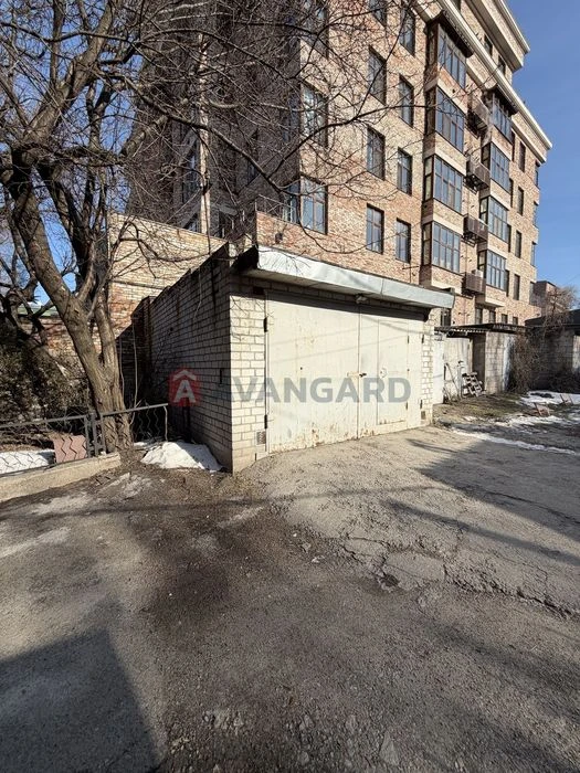 Продам квартиру с гаражом в центре.