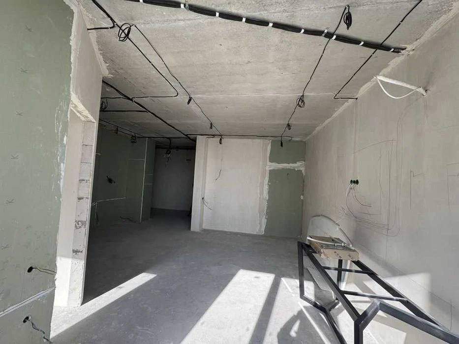Sale of a 2-room apartment with partial renovation of 65m2 in the Kryshtalevi residential complex