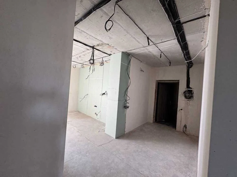 Sale of a 2-room apartment with partial renovation of 65m2 in the Kryshtalevi residential complex