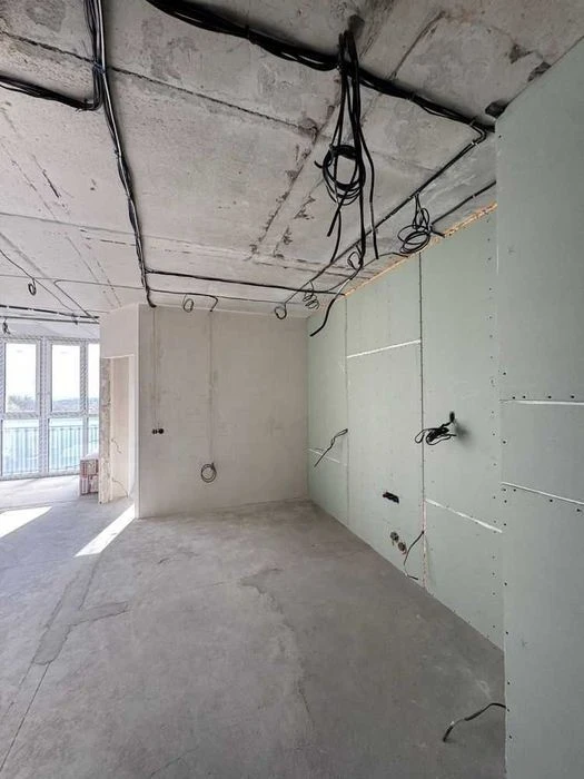 Sale of a 2-room apartment with partial renovation of 65m2 in the Kryshtalevi residential complex