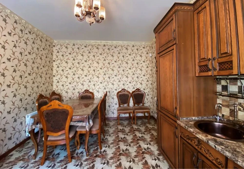 House with 3 floors, 260 m2, 4 acres, 5 rooms. Arcadia per. Morskoy str.