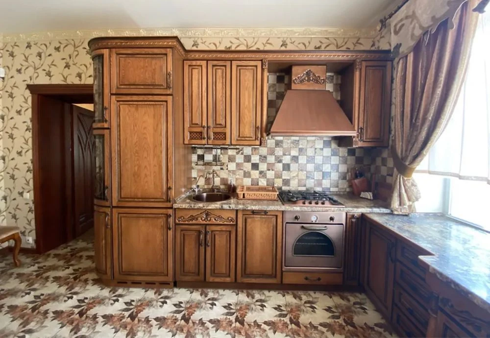 House with 3 floors, 260 m2, 4 acres, 5 rooms. Arcadia per. Morskoy str.