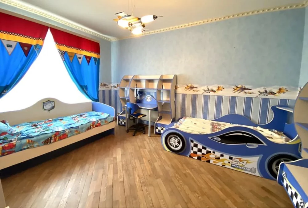 House with 3 floors, 260 m2, 4 acres, 5 rooms. Arcadia per. Morskoy str.