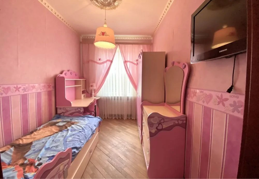 House with 3 floors, 260 m2, 4 acres, 5 rooms. Arcadia per. Morskoy str.