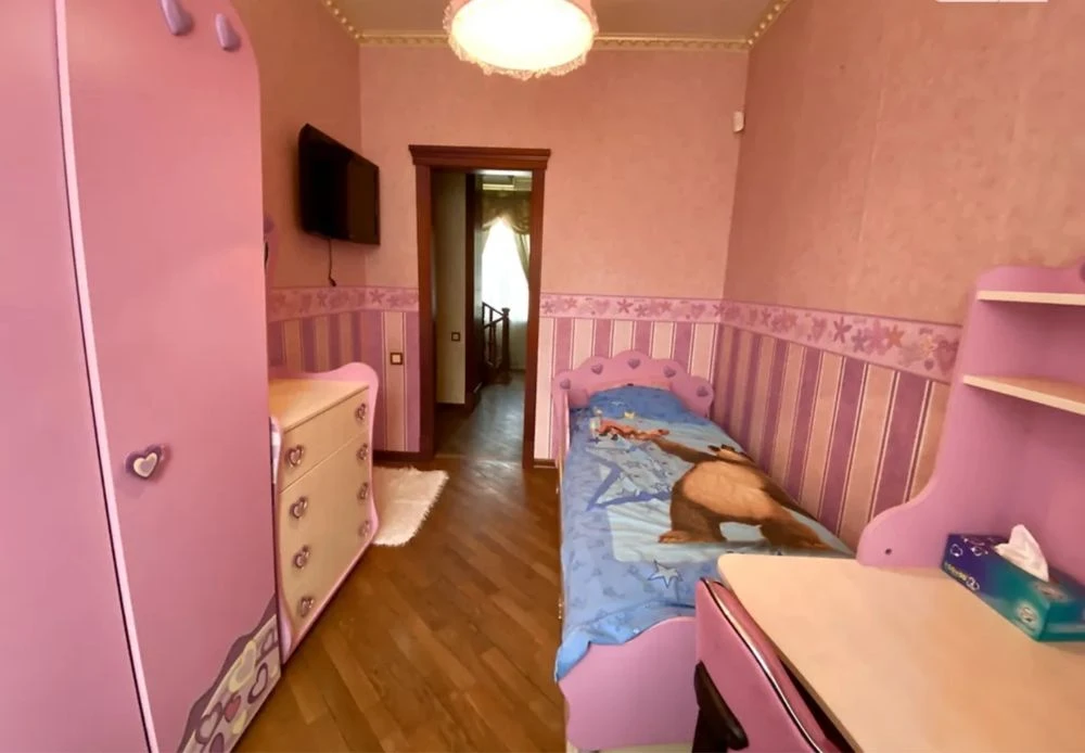 House with 3 floors, 260 m2, 4 acres, 5 rooms. Arcadia per. Morskoy str.