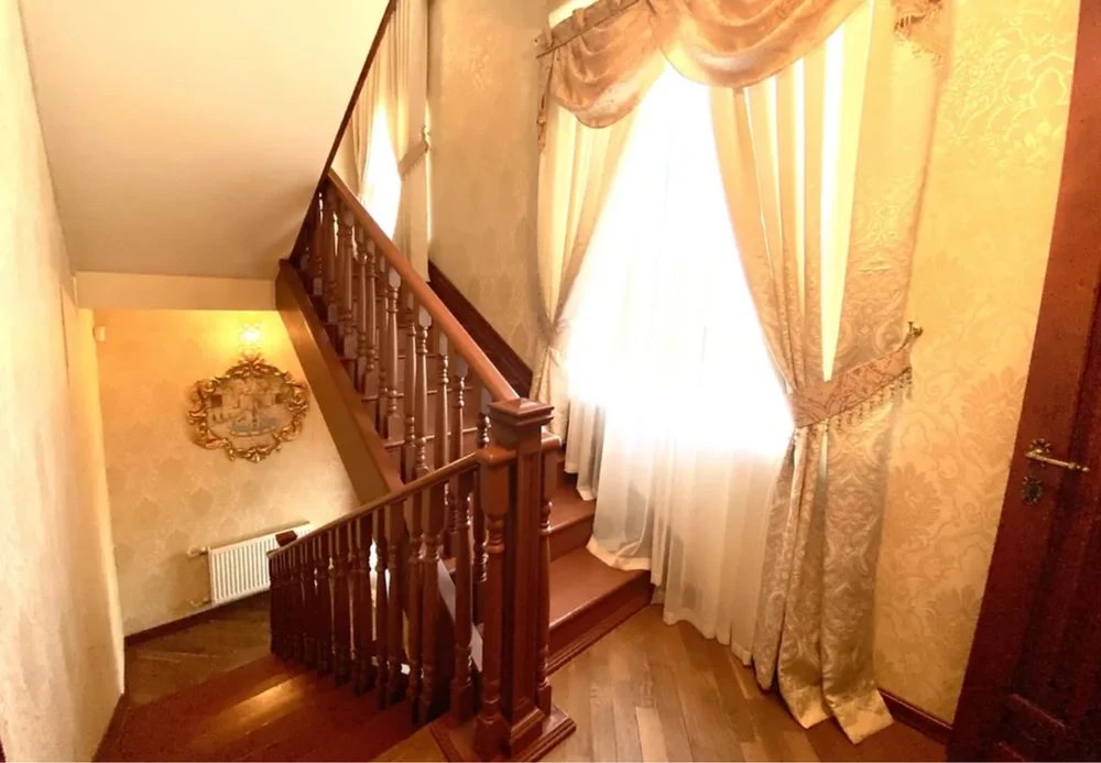 House with 3 floors, 260 m2, 4 acres, 5 rooms. Arcadia per. Morskoy str.