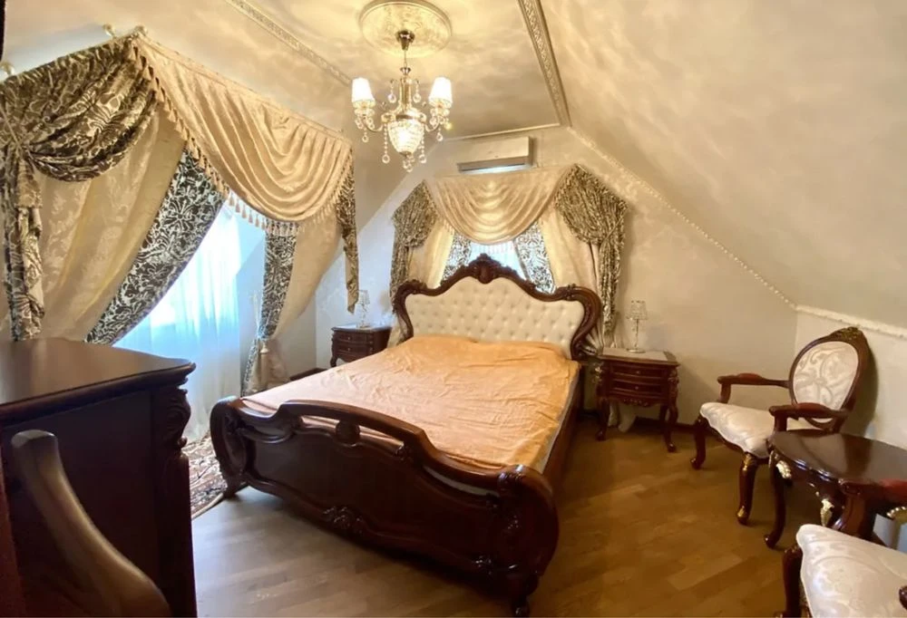 House with 3 floors, 260 m2, 4 acres, 5 rooms. Arcadia per. Morskoy str.