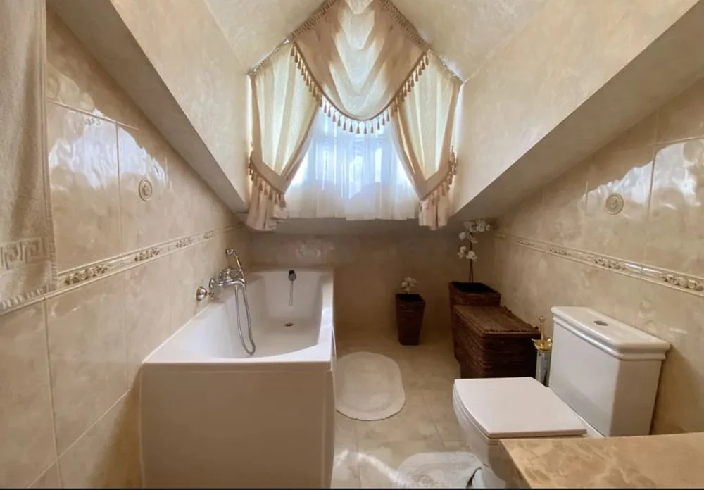 House with 3 floors, 260 m2, 4 acres, 5 rooms. Arcadia per. Morskoy str.