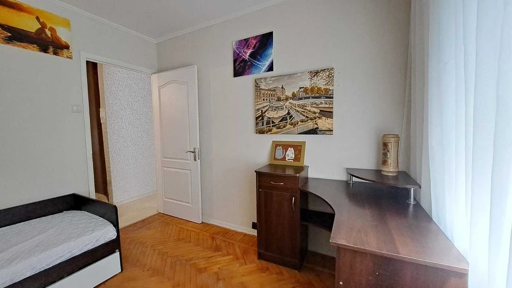 I am selling a cozy 2-room apartment near the metro station "Studentska"