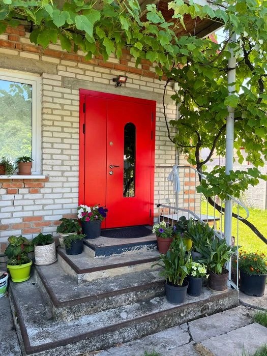 I am selling a house in Vinnytsia.