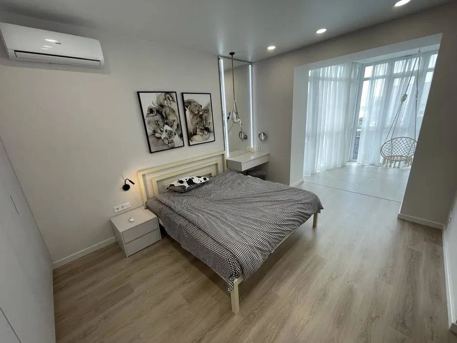 Продаж 2-кімн. квартири 74 м² з євроремонтом, вул. Ливарна,