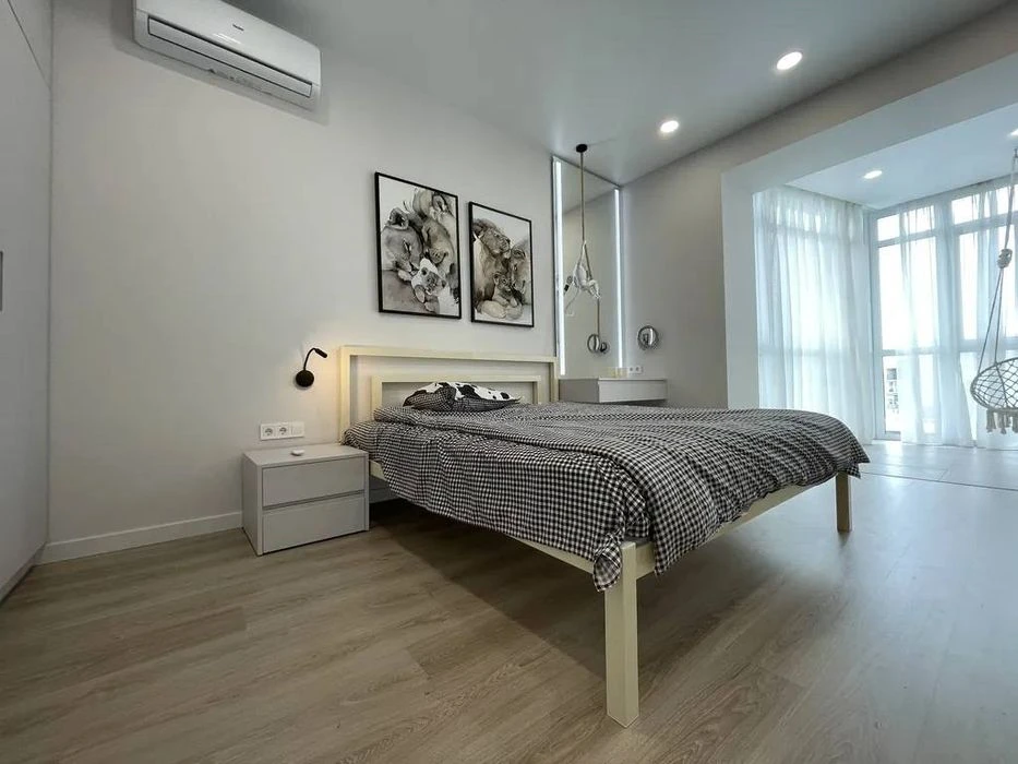 Продаж 2-кімн. квартири 74 м² з євроремонтом, вул. Ливарна,