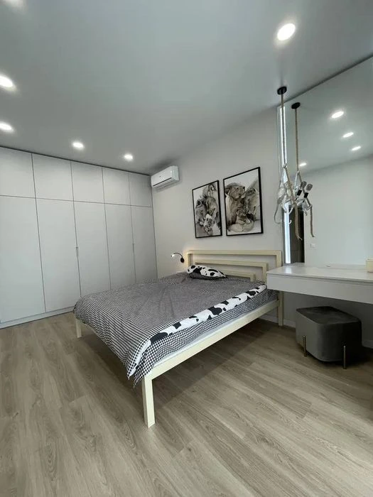 Продаж 2-кімн. квартири 74 м² з євроремонтом, вул. Ливарна,