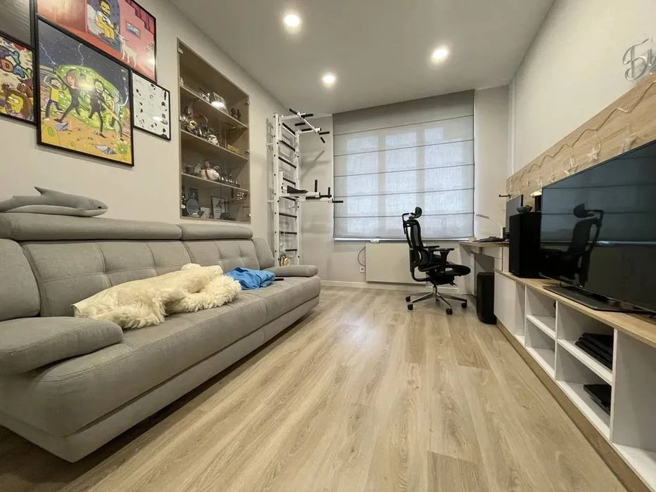 Продаж 2-кімн. квартири 74 м² з євроремонтом, вул. Ливарна,