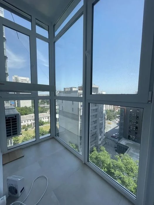 Продаж 2-кімн. квартири 74 м² з євроремонтом, вул. Ливарна,