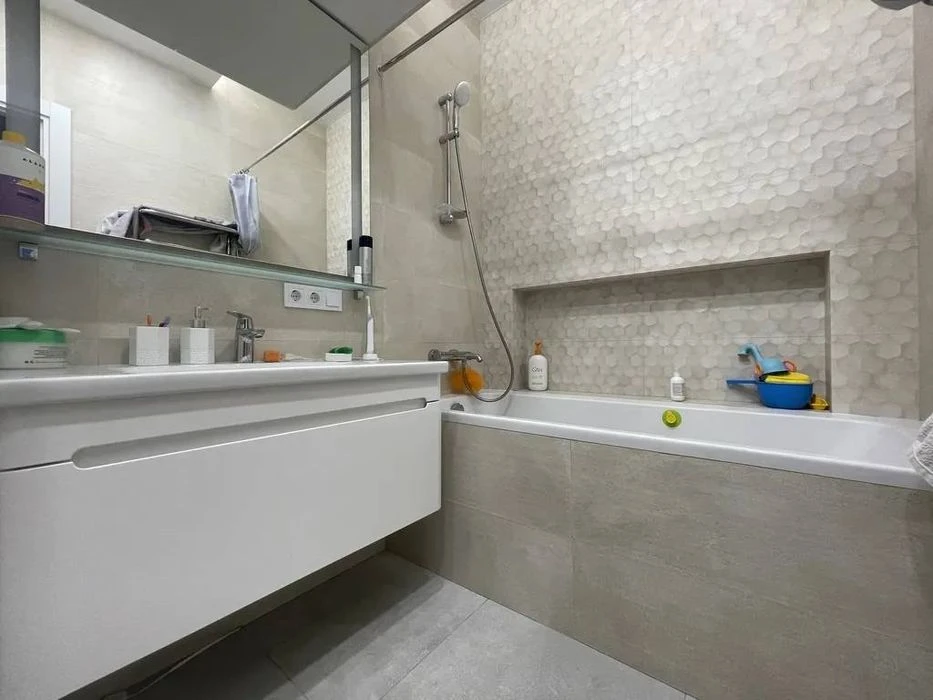 Продаж 2-кімн. квартири 74 м² з євроремонтом, вул. Ливарна,