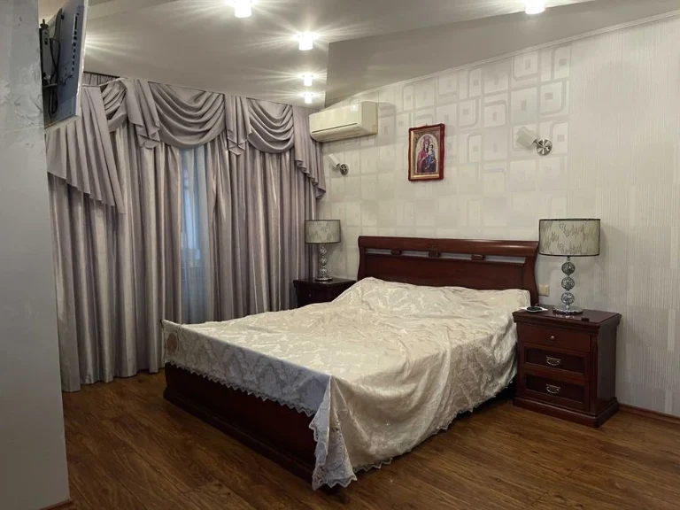 I am selling an exclusive house in Polunychny Lane, in the district