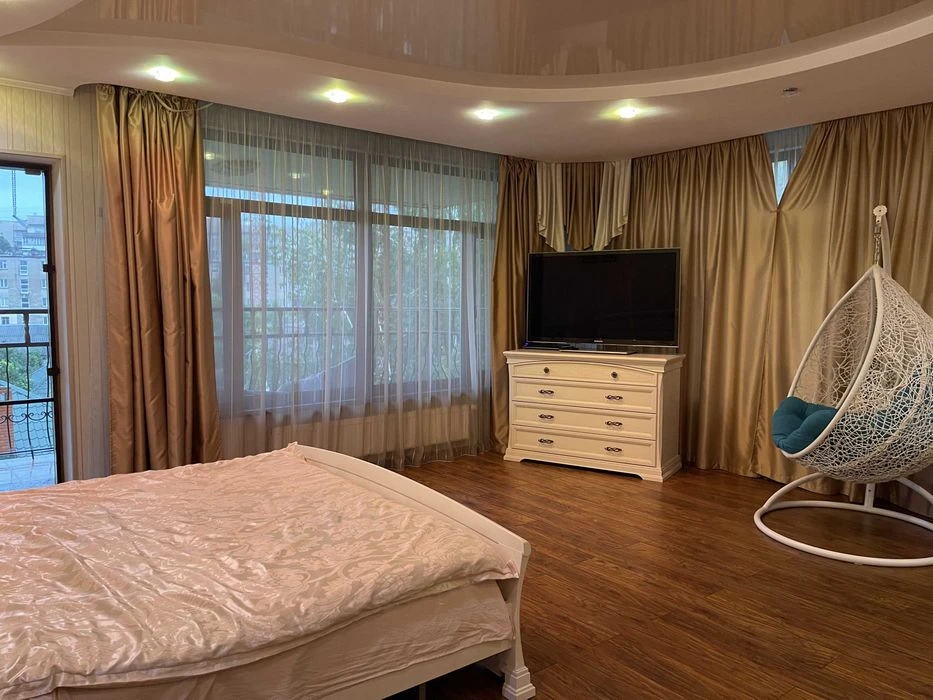 I am selling an exclusive house in Polunychny Lane, in the district