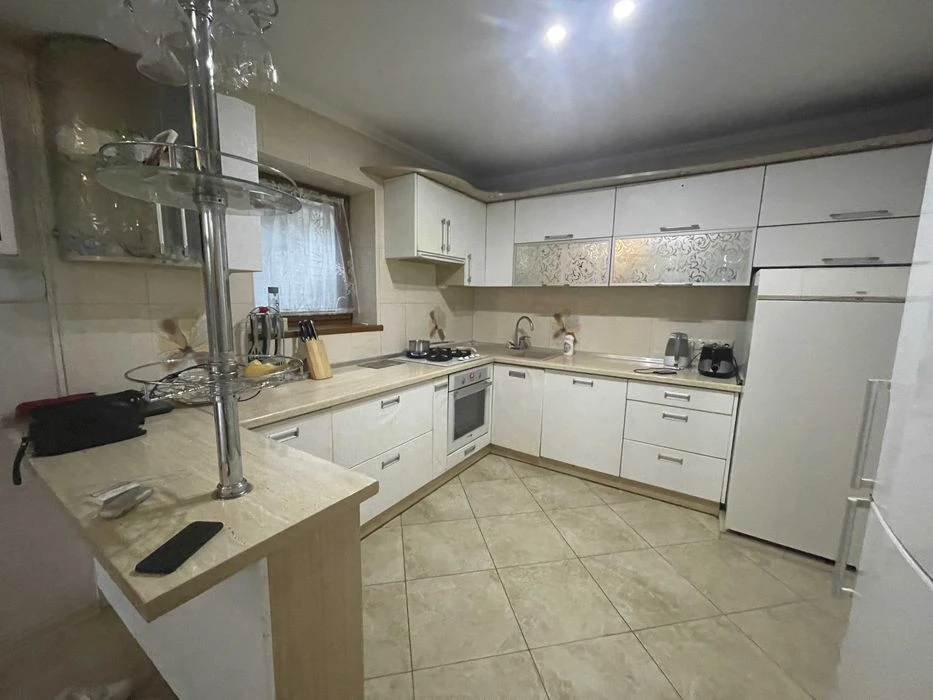 I am selling an exclusive house in Polunychny Lane, in the district