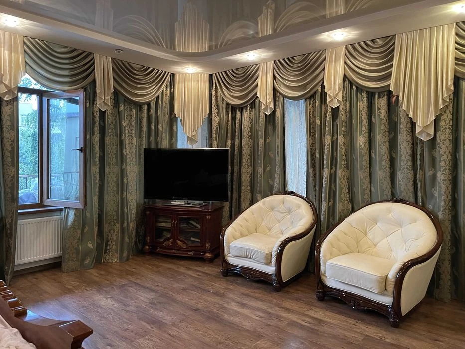 I am selling an exclusive house in Polunychny Lane, in the district