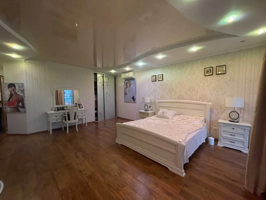I am selling an exclusive house in Polunychny Lane, in the district