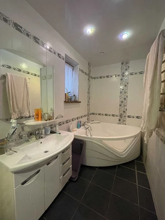 I am selling an exclusive house in Polunychny Lane, in the district