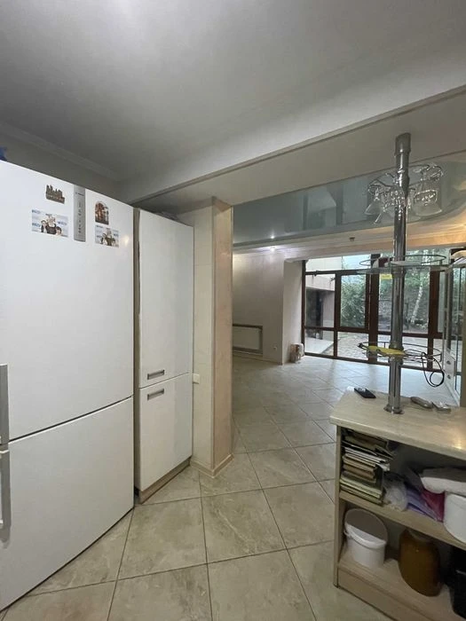 I am selling an exclusive house in Polunychny Lane, in the district
