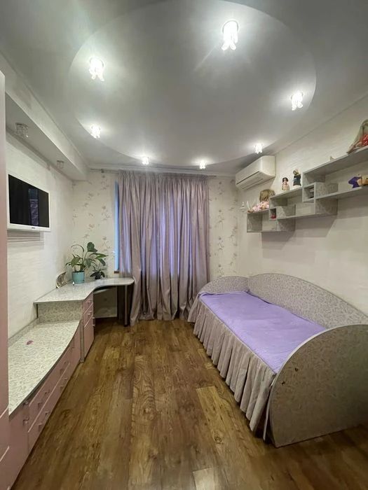 I am selling an exclusive house in Polunychny Lane, in the district