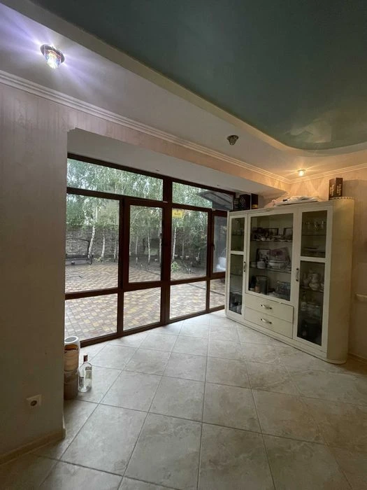 I am selling an exclusive house in Polunychny Lane, in the district