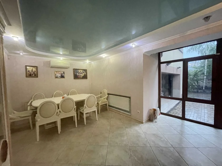 I am selling an exclusive house in Polunychny Lane, in the district