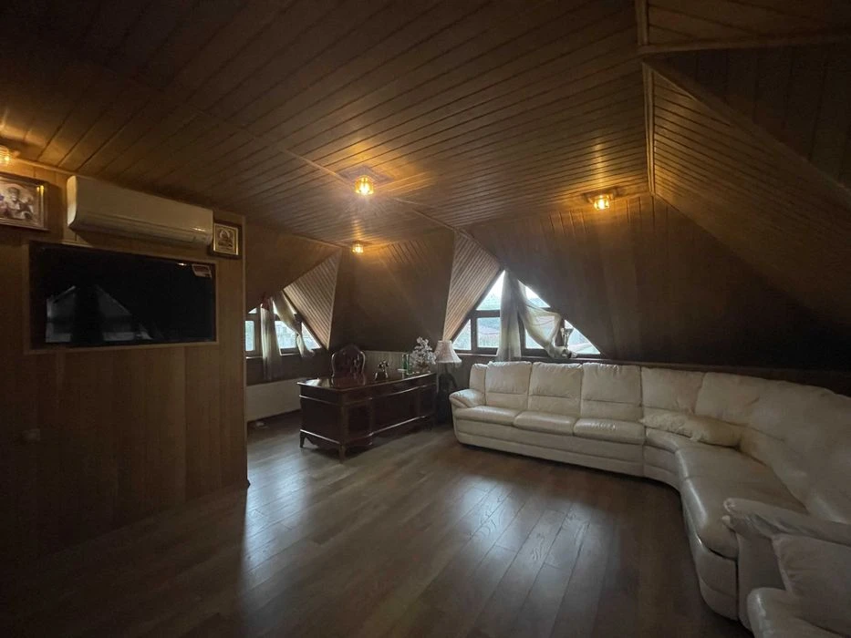 I am selling an exclusive house in Polunychny Lane, in the district