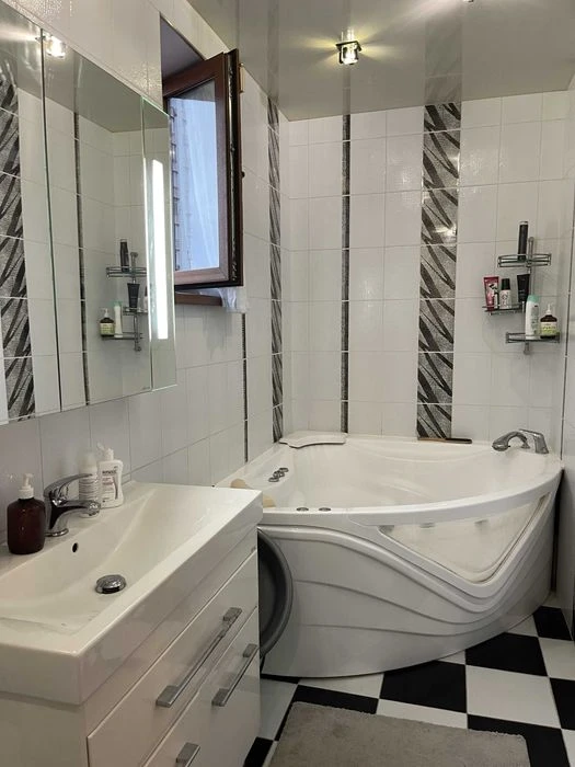 I am selling an exclusive house in Polunychny Lane, in the district