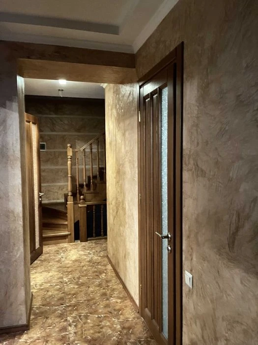 I am selling an exclusive house in Polunychny Lane, in the district
