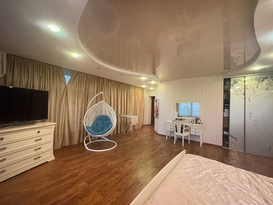 I am selling an exclusive house in Polunychny Lane, in the district