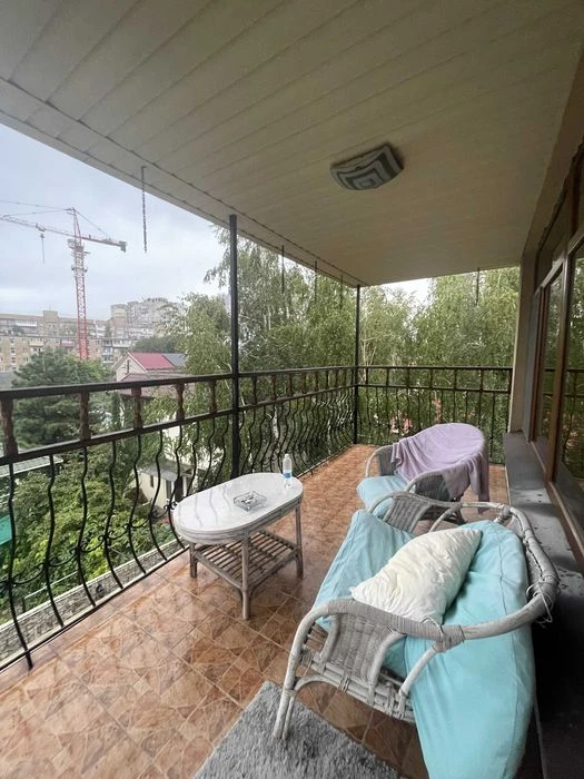 I am selling an exclusive house in Polunychny Lane, in the district