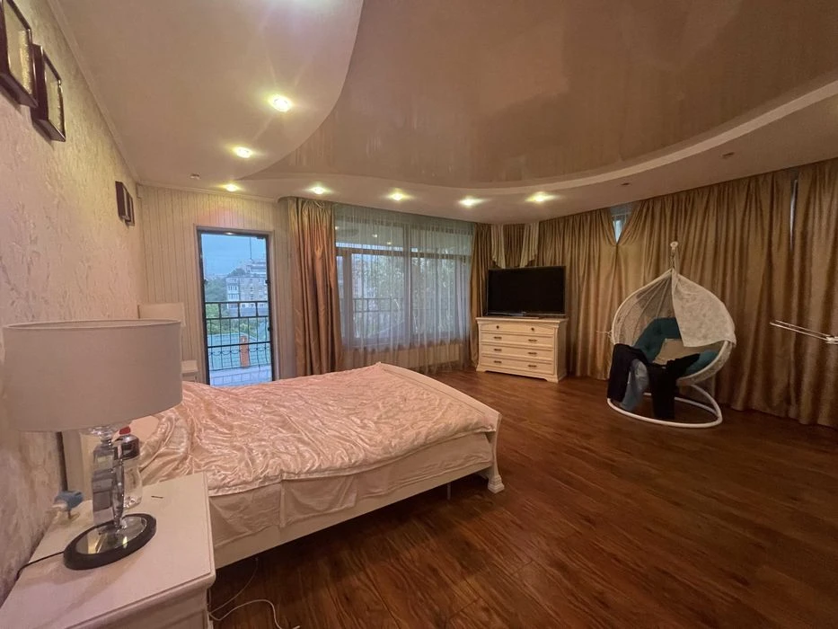 I am selling an exclusive house in Polunychny Lane, in the district