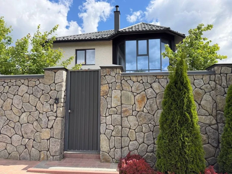 A luxurious 4-room house in Shkurentsy is for sale.