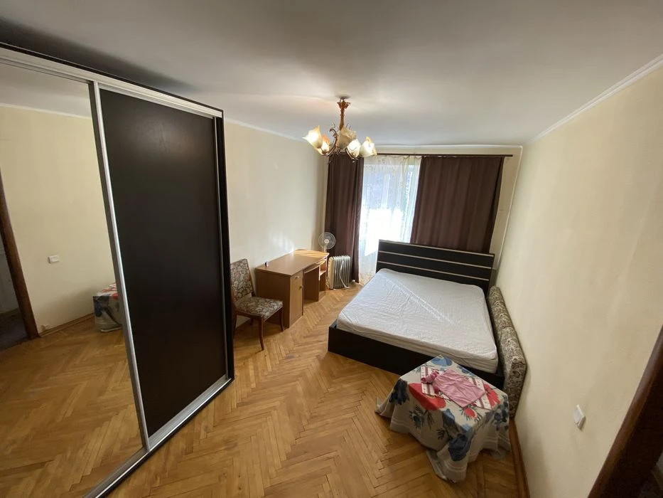 Owner, 1 room for sale near the metro station and 23 August
