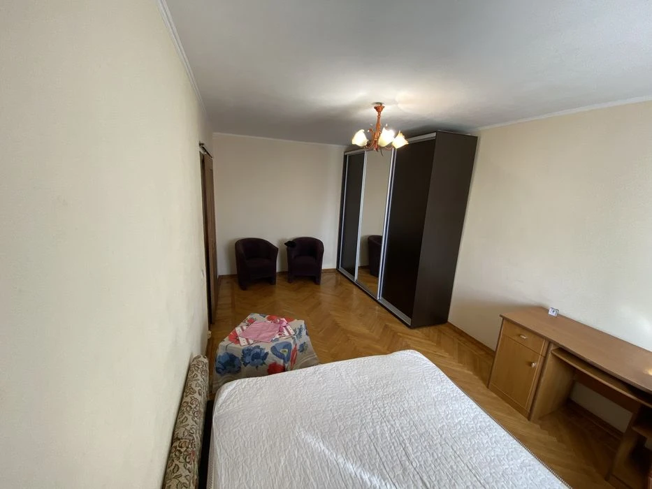 Owner, 1 room for sale near the metro station and 23 August