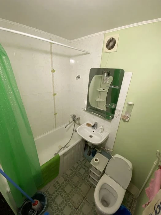 Owner, 1 room for sale near the metro station and 23 August