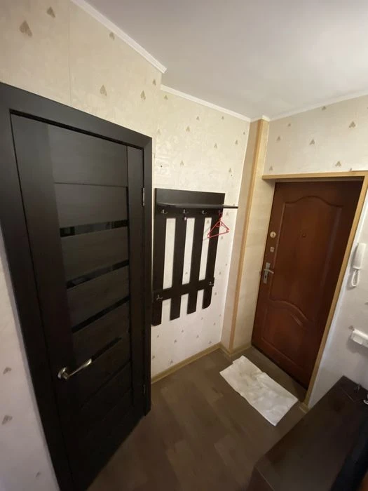 Owner, 1 room for sale near the metro station and 23 August