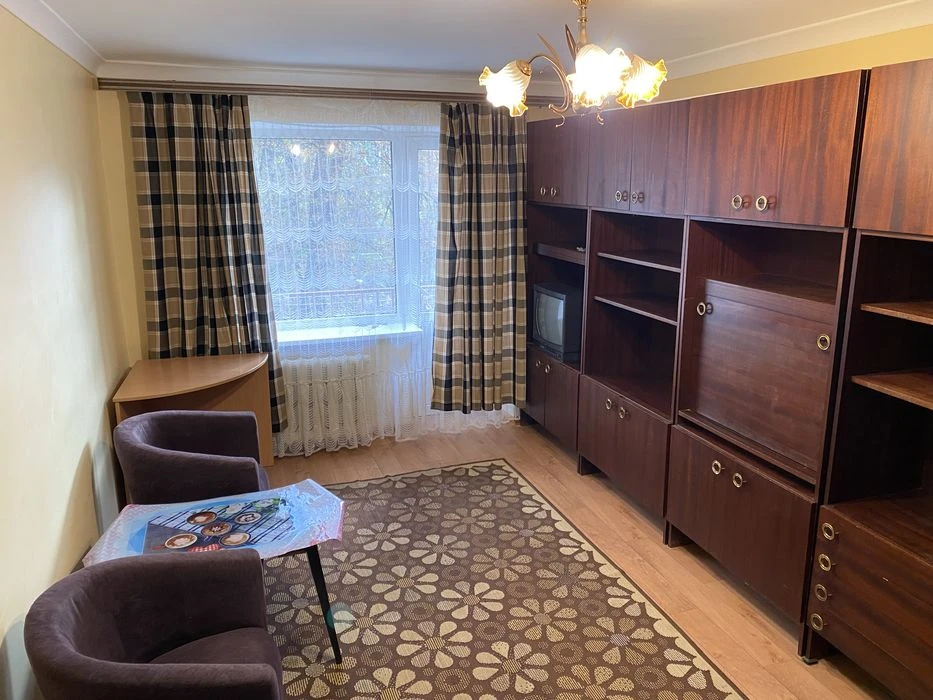 Owner, 1 room for sale near the metro station and 23 August